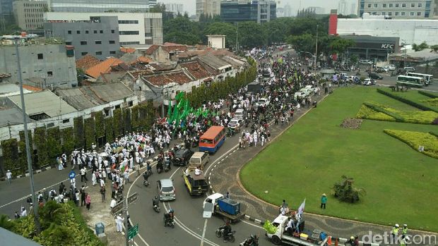 Melintas di Tugu Tani, Massa Terus Bergerak Menuju Istiqlal 