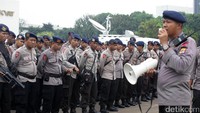 Sejumlah polisi mendapat pengarahan dari komandannya.
