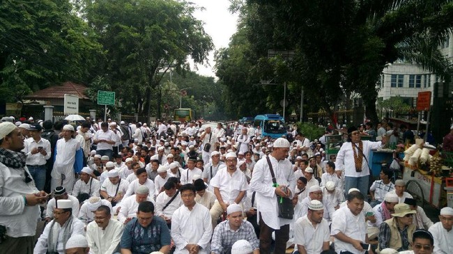 Menanti Fatwa MUI tentang Polemik Salat Jumat di Jalanan