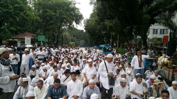 Demonstran 4 November Salat Jumat di Masjid BI, Luber Hingga Jalan 