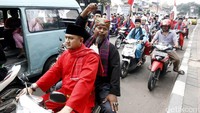 Massa FPI berangkat untuk melakukan unjuk rasa terkait kasus dugaan penistaan agama oleh Ahok.