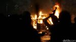 Dua Truk Brimob Dibakar Massa di Depan Istana