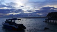 Perahu speedboat ini bisa juga jadi objek menarik untuk difoto sembari menunggu sunset tiba. Speedboat dan homestay ini jadi saksi keindahan senja Pulau Mansuar (Wahyu/detikTravel)
