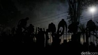 Sejumlah pendemo terlihat memanjat pagar Monas.