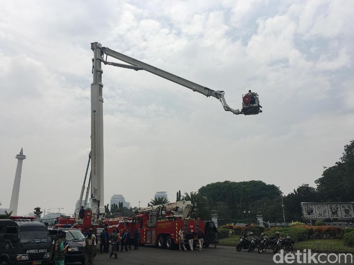Naik Bronto Skylift, Kapolda Metro Pantau Massa Pendemo dari Ketinggian