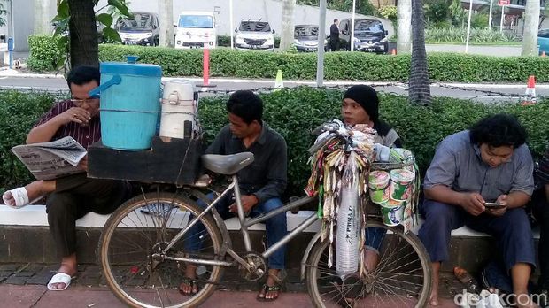 Ada Demo, Penjual Gorengan Ini Raup Omzet Rp 150.000 Dalam Dua Jam