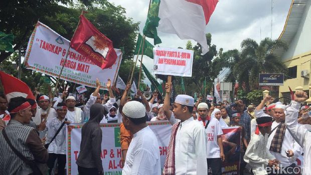 Demo 4 November di Pekanbaru, Massa Geruduk Mapolda Riau