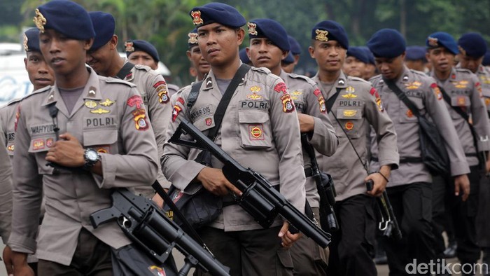Ratusan anggota polisi siap mengamankan aksi demo besar-besaran di Gedung DPR. Hal itu untuk mengantisipasi demo yang akan di gelar di DPR.