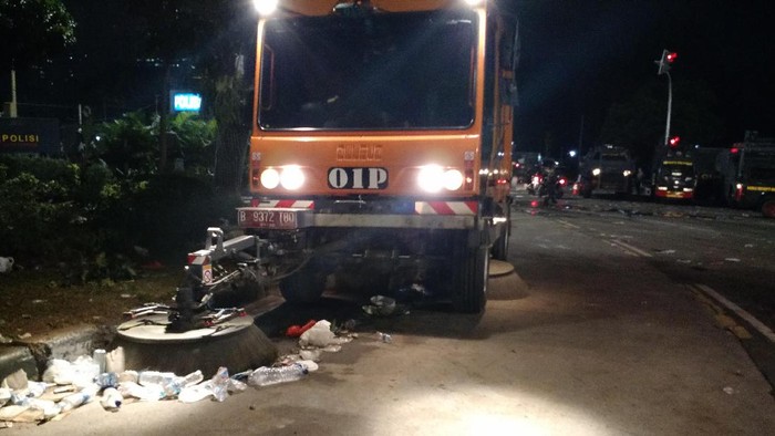 Mobil Street Sweeper Bereskan Sampah Sisa Demo 4 November