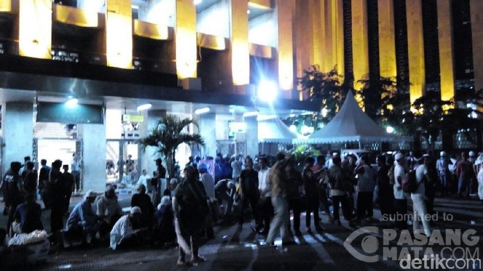 Massa Padati Masjid Istiqlal Malam Ini, Begini Suasananya