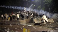 Demonstran ditembaki gas air mata.