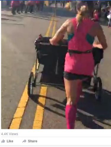 Wow! Ibu Ini Lari Maraton Sambil Dorong 3 Anak Kembarnya di Stroller