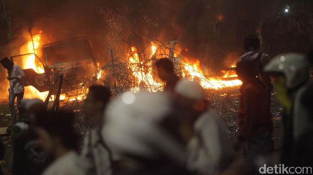 Kendaraan aparat dibakar