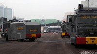 Tiga unit water canon disiagakan untuk mengawal unjuk rasa di Gedung DPR.