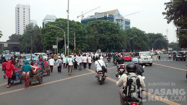 Massa memasuki kawasan Tugu Tani