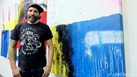 Seniman grafiti internasional asli Toulouse, Prancis, TILT, membawa tiga panel raksasa.