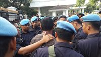 Paspampres Amankan Seseorang di Belakang Istana yang Diduga Provokator