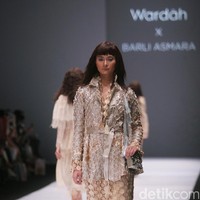 Koleksi Barli Asmara di Jakarta Fashion Week 2017, mengusung tema Glittery dan Glamour. Senayan City. Jakarta. [Foto: Mohammad Abduh/Wolipop]