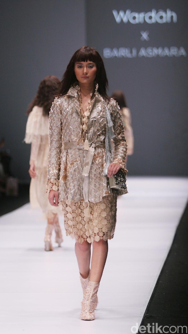 Koleksi Barli Asmara di Jakarta Fashion Week 2017, mengusung tema Glittery dan Glamour. Senayan City. Jakarta. [Foto: Mohammad Abduh/Wolipop]