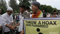 Sejumlah peserta menyiapkan kantong plasyik besar untuk membuang sampah.