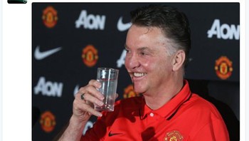 Van Gaal digambarkan tertawa lebar. Foto: Istimewa