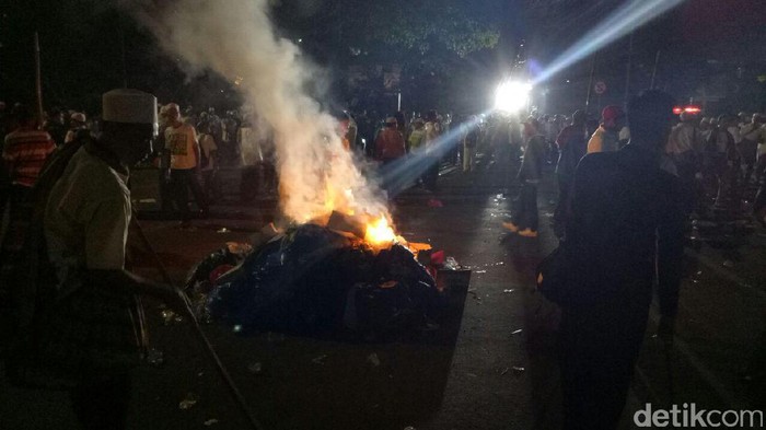 Massa Bertahan di Bundaran Patung Kuda, Buat Kobaran Api dengan Sampah