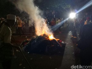 Massa Bertahan di Bundaran Patung Kuda, Buat Kobaran Api dengan Sampah