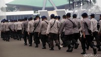 Ratusan anggota Brimob melakukan apel pengamanan Gedung DPR.