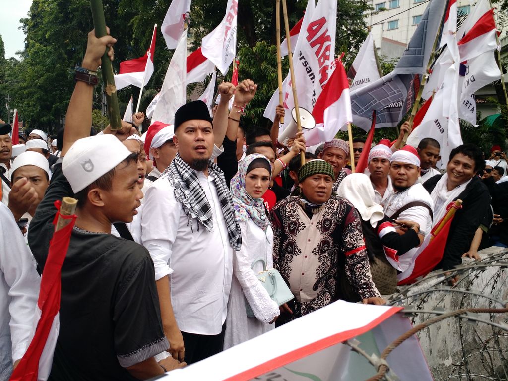 Ahmad Dhani ajak keluarga demo di depan Istana Merdeka.