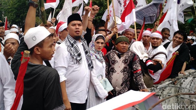 Senjata Ahmad Dhani Lawan Pro Jokowi: Sebut Video Palsu dan Laporkan Balik