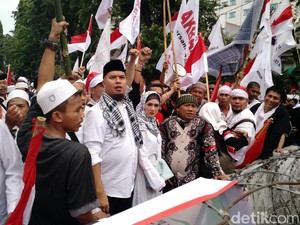 Ikut Demo 4 November, Mulan Jameela Stylish Pakai Tas Prada Rp 19 Juta