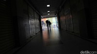 Pasar Tanah Abang tampak sepi. Tak ada aktivitas jual beli di pasar tersebut.