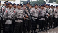 Pengamanan Gedung DPR tersebut dilakukan karena ada rencana aksi demo di DPR.