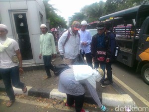 Bawa Kantong Plastik Besar, Bapak Ibu Pendemo ini Pungut Sampah di Istiqlal