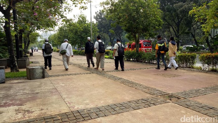 Pendemo Jalan Kaki Lintasi Balai Kota, Lalin Lengang