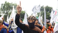 Sejumlah pendemo terus merapatkan barisan.