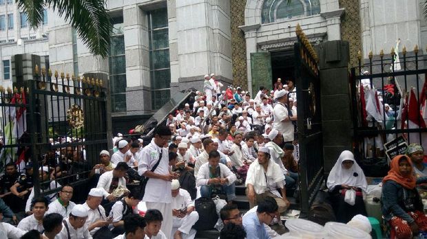 Demonstran 4 November Salat Jumat di Masjid BI, Luber Hingga Jalan 