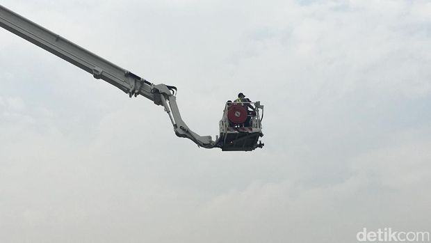 Naik Bronto Skylift, Kapolda Metro Pantau Massa Pendemo dari Ketinggian