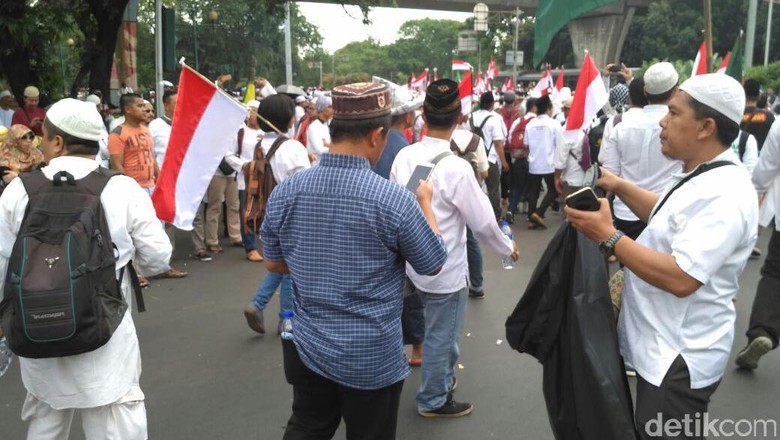 Tertibnya Demo 4 November, Jalur yang Dilewati Demonstran Bersih dari Sampah Tertibnya Demo 4 November, Jalur yang Dilewati Demonstran Bersih dari Sampah