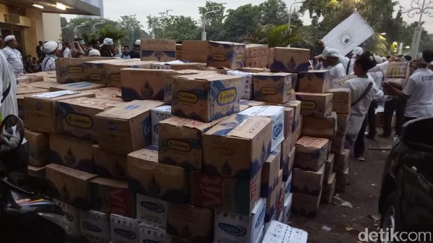 Massa yang Berkumpul di Istiqlal Sarapan Roti dan Siapkan Poster untuk Aksi