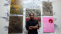 Farhan Siki membawa lima lukisan ditambah grafiti yang ditulisnya dengan spidol ke dinding galeri.