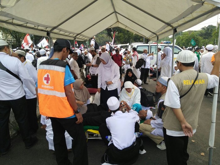 Relawan Buka Posko Kesehatan Dekat Balai Kota, 20 Orang Heat Stroke