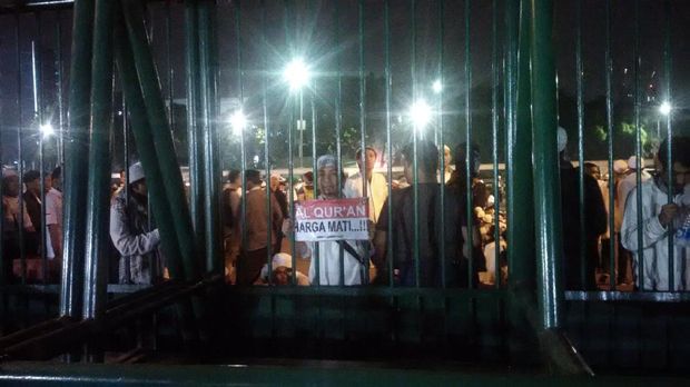 Massa Merangsek DPR, Lalin Gatot Subroto Arah Slipi Ditutup