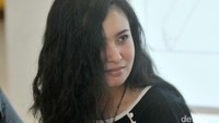 Ayu dipercaya untuk memerankan Chorina, seorang WNI yang menjadi manajer hotel di Swiss dalam film Satu Hari Nanti. Pool/Noel/detikFoto.