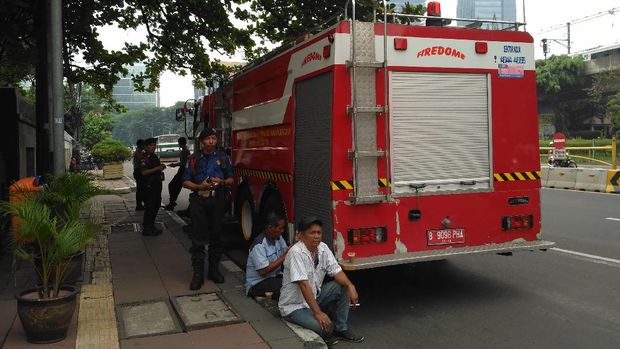 Dua mobil Damkar pun dikerahkan.