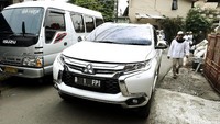 Habib Rizieq menuju lokasi berkumpulnya demonstran menggunakan mobil bernomor polisi B 1 FPI.
