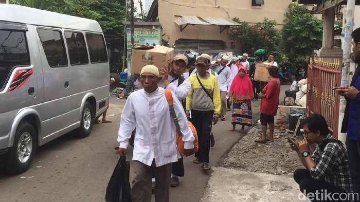 Siapkan Logistik, Massa FPI di Petamburan Bergegas Berangkat ke Istiqlal