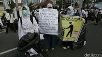 Beberapa ibu-ibu juga mengumpulkan sampah di kawasan Gambir, Jakarta, Jumat (4/11/2016).