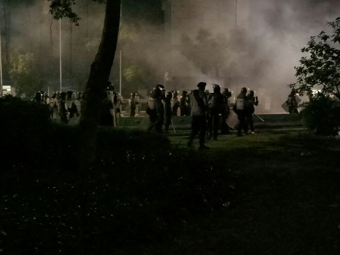 Saat Depan Istana Mencekam: Asap Membubung dan Kobaran Api di Jalanan