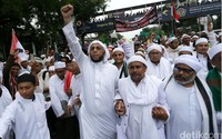 Syekh Ali Jaber longmarch sambil mengepalkan tangan.